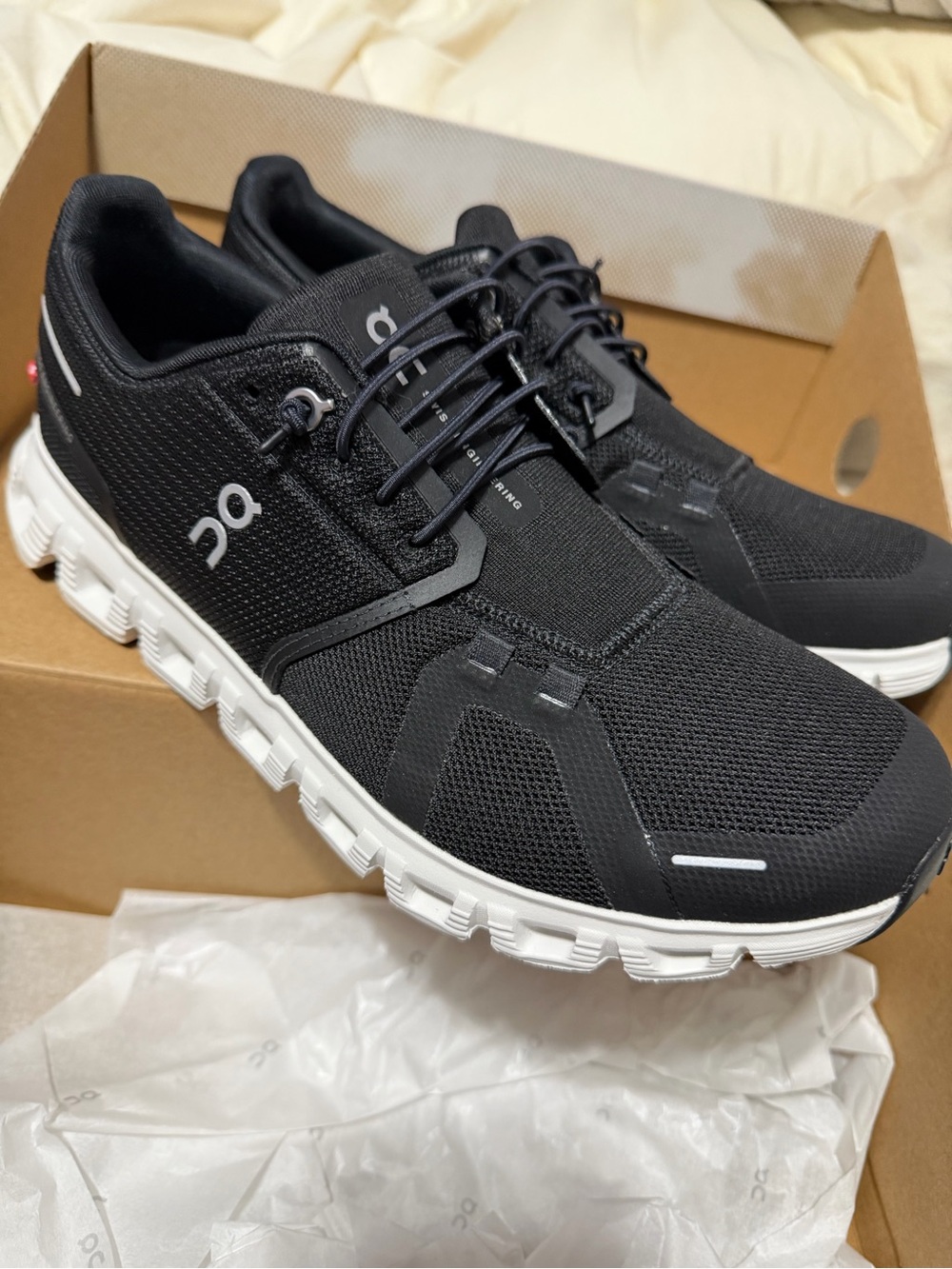 On Running Black and White Cloud 6 Sneakers (Women’s 10)